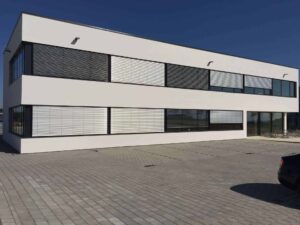 Neuer Energas-Hauptsitz: zweigeschossiges weißes Bürogebäude mit Fensterbändern