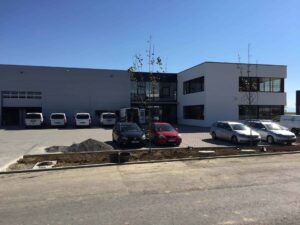 Neuer Energas-Hauptsitz mit Halle, Bürotrakt und Parkplatz