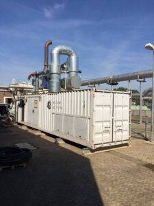 Weißer BHKW-Container mit Abgasanlage an der Kläranlage Neuss