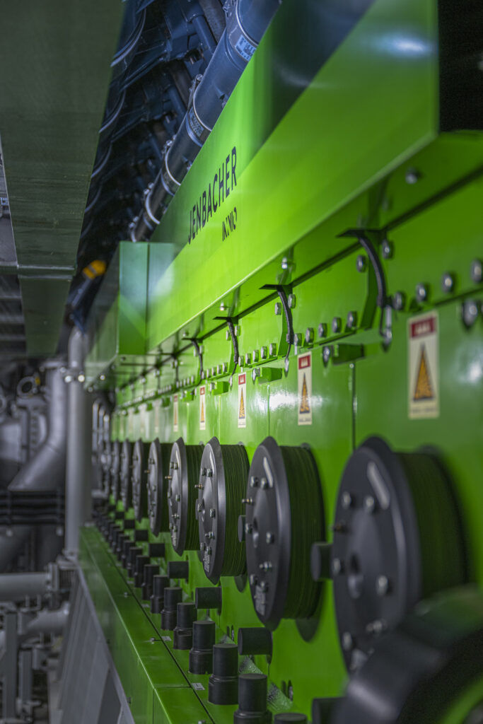 Grüner Jenbacher J920 FleXtra von der Seite in Nahaufnahme