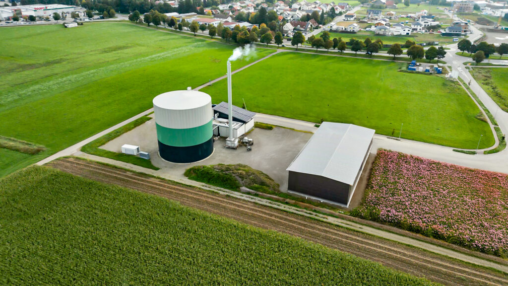Drohnenaufnahme der Energas GmbH in Leutkirch: Luftansicht des Standorts und der modernen Energieanlagen.
