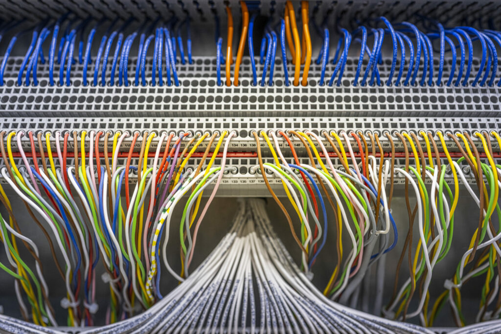 Symbolbild Energiemanagement: Eine Hand über einer digital vernetzten Stadt zur Steuerung effizienter Energielösungen.
