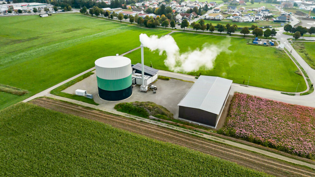 Drohnenaufnahme der Energas GmbH in Leutkirch: Luftansicht des Standorts und der modernen Energieanlagen.