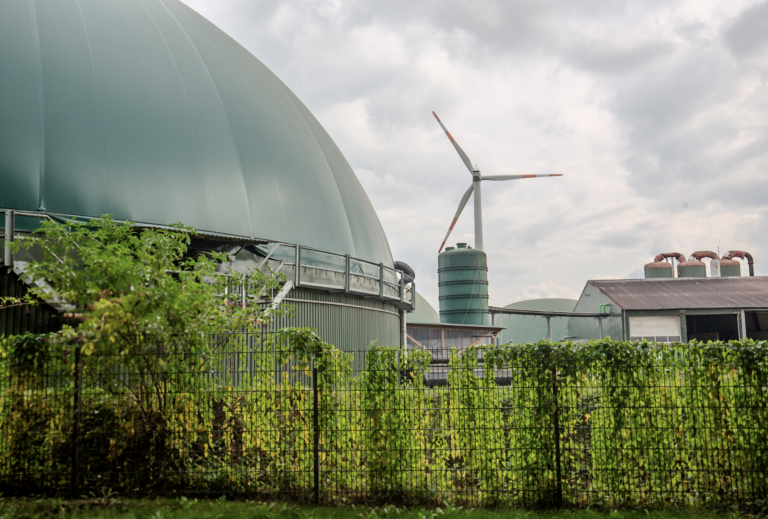 Biogasanlage Ottersberg mit Gasspeicher und Windrad