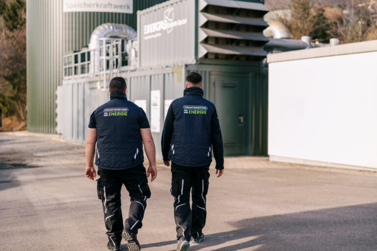 Zwei Energas-Servicetechniker auf dem Weg zu den BHKW-Containern