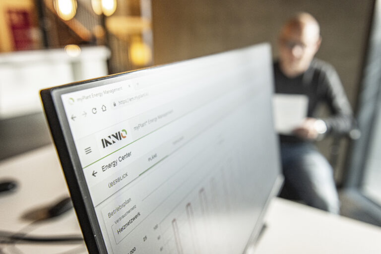 Bildschirm mit INNIO-Software für das Energiemanagement