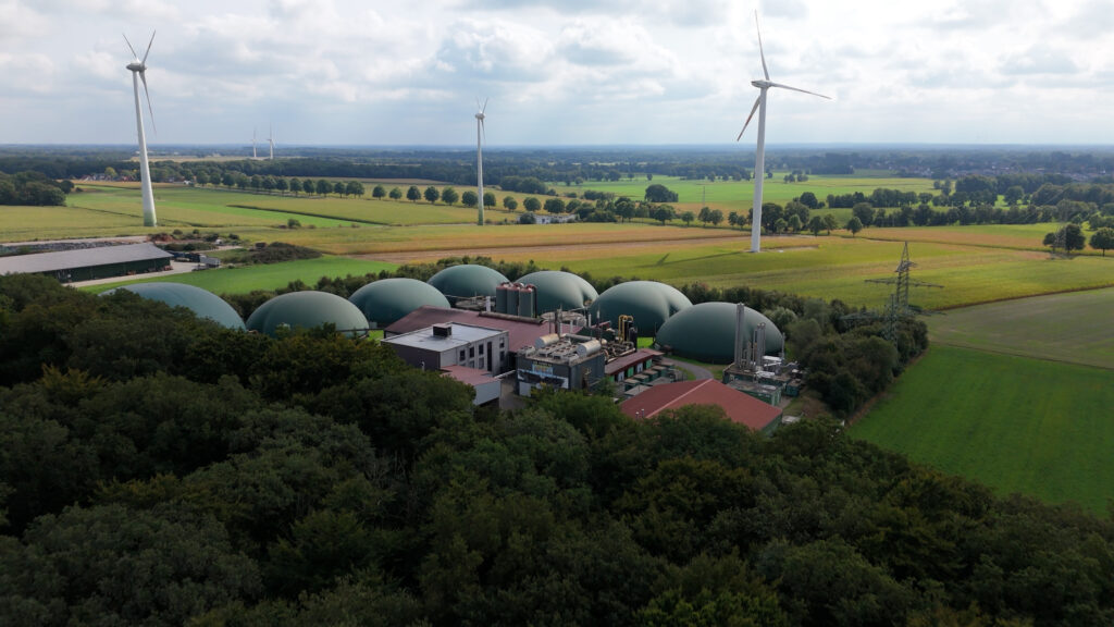 Luftaufnahme der Biogasanlage Ottersberg mit Gasspeichern und Windrädern