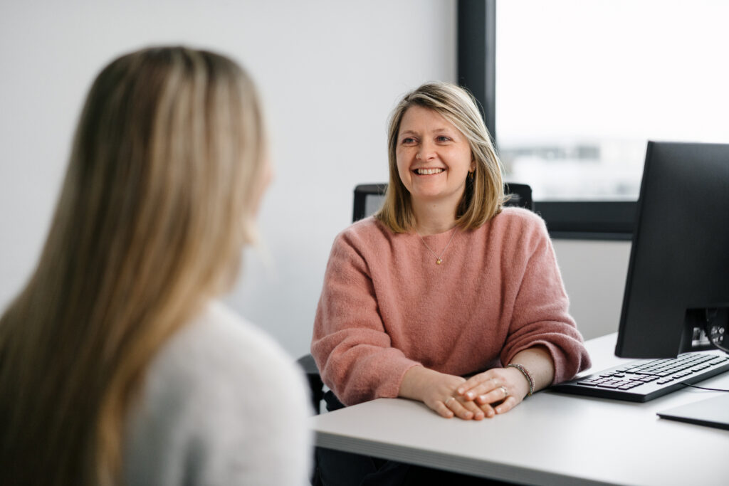Monika Jörg, Teamleitung Personal, im Gespräch am Schreibtisch