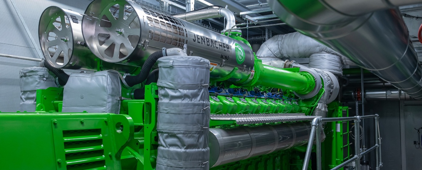 Jenbacher BHKW-Modul mit isolierten Rohrleitungen in einem Maschinenraum
